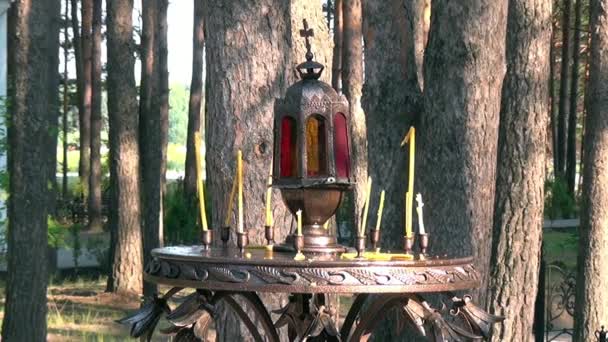 Candles near cross with crucifix in place of execution of Elizabeth Feodorovna. — Stock Video