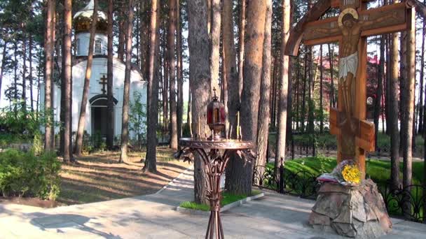 Svíčky u kříže s krucifixem místo popravy Elizabeth Feodorovny. — Stock video