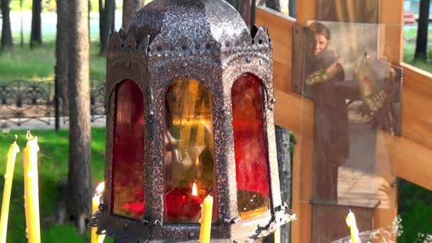 Candles near cross with crucifix in place of execution of Elizabeth Feodorovna. — Stock Video