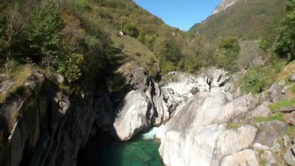 Křišťálově čistá tyrkysová horská řeka Verzasca teče v údolí švýcarských Alp. — Stock video