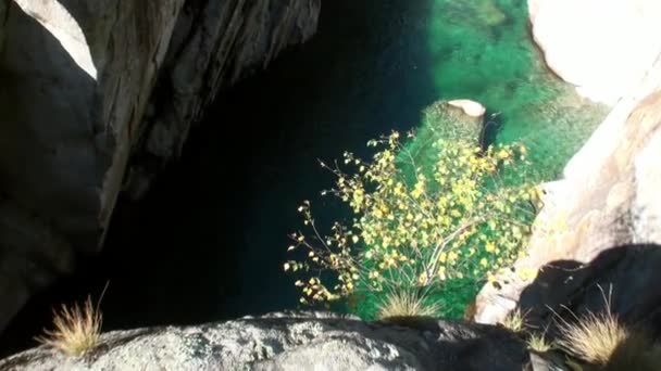 Křišťálově čistá tyrkysová horská řeka Verzasca teče v údolí švýcarských Alp. — Stock video