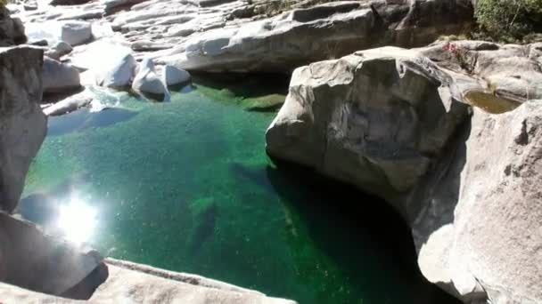 Reflectie van zonlicht in het turquoise water van berg rivier Verzasca. — Stockvideo