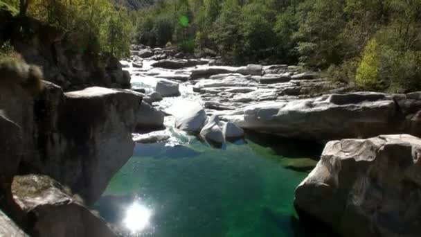 Reflexion des Sonnenlichts im türkisfarbenen Wasser des Gebirgsflusses verzasca. — Stockvideo