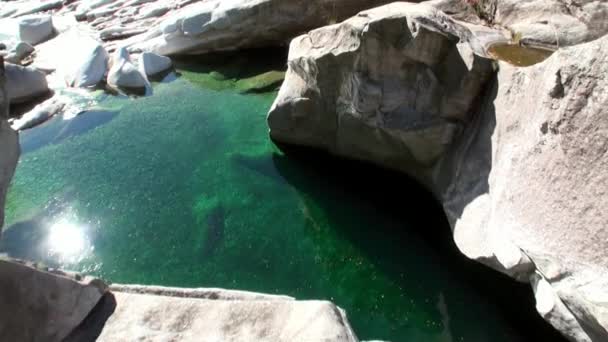 Reflexão da luz solar na água azul-turquesa do rio de montanha Verzasca . — Vídeo de Stock