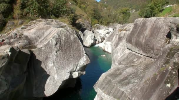 Rivière de montagne turquoise cristalline Verzasca coule dans la vallée des Alpes suisses. — Video