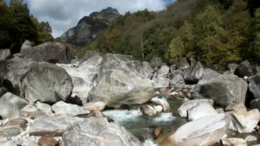 İsviçre Alplerinde Valle Verzasca manzarası.