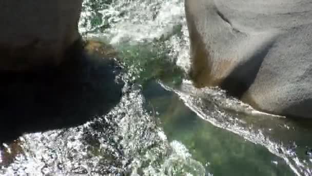El agua fluye entre enormes piedras en el valle del río de montaña Verzasca. — Vídeos de Stock