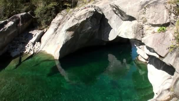 Kristalheldere turquoise berg rivier Verzasca stroomt in het dal van de Zwitserse Alpen. — Stockvideo