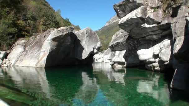 Rio de montanha azul-turquesa cristalina Verzasca flui no vale dos alpes suíços. — Vídeo de Stock