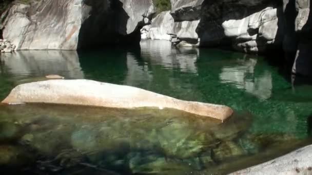 L'acqua scorre tra pietre enormi in valle del fiume di montagna Verzasca. — Video Stock