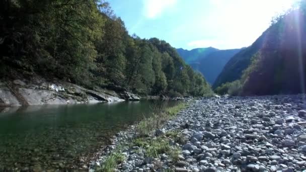 Landschap van Valle Verzasca in Zwitserse Alpen. — Stockvideo