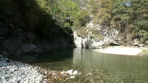 Rio de montanha azul-turquesa cristalina Verzasca flui no vale dos alpes suíços. — Vídeo de Stock