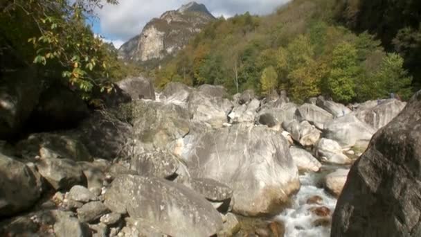 Krajina Valle Verzasca ve švýcarských Alpách. — Stock video
