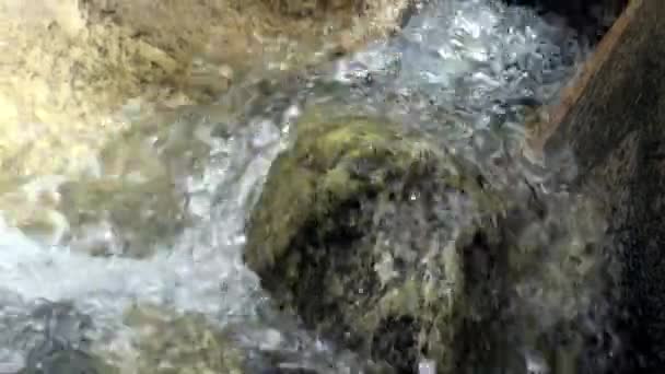 L'acqua scorre tra pietre enormi in valle del fiume di montagna Verzasca. — Video Stock