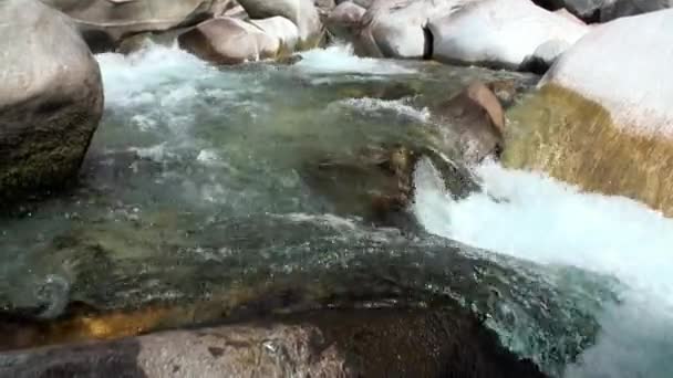 Kraften i vatten av mountain river Verzasca dalen i schweiziska Alperna. — Stockvideo