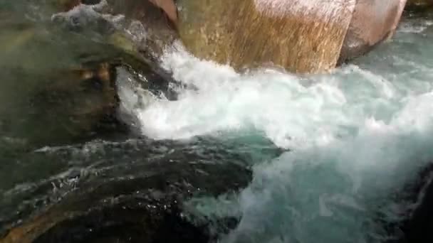 Kekuatan air sungai pegunungan Verzasca di lembah alpen Swiss . — Stok Video