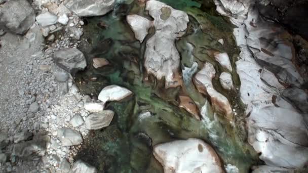 El agua fluye entre enormes piedras en el valle del río de montaña Verzasca. — Vídeos de Stock