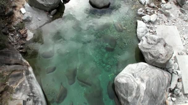 Rio de montanha azul-turquesa cristalina Verzasca flui no vale dos alpes suíços. — Vídeo de Stock