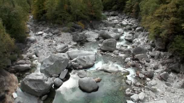 Вода течет среди огромных камней в долине горной реки Верзаска. — стоковое видео