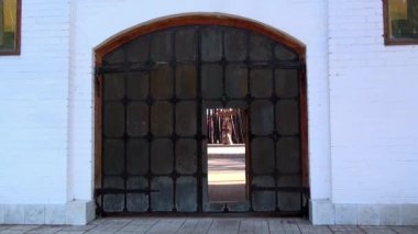Manastır yeni Şehitler ve Confessorler kapısı.