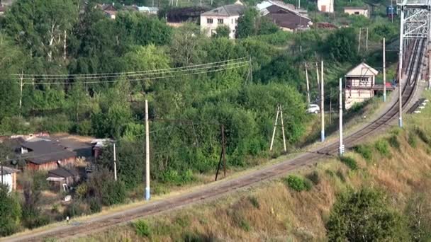 Kostel v malém městě v Uralu na pozadí železniční a říční. — Stock video