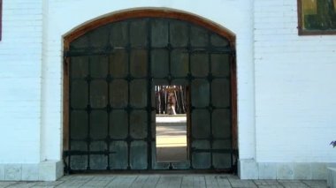 Manastır yeni Şehitler ve Confessorler kapısı.