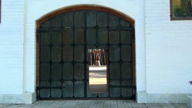 Manastır yeni Şehitler ve Confessorler kapısı.
