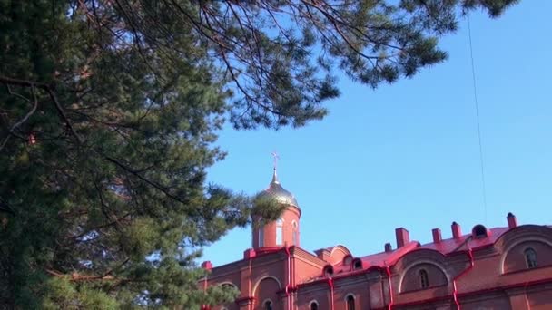 Gilt dome of monasteryof New Martyrs at venue death of Romanov. — Stock Video