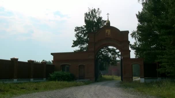 Gate of monastery of New Martyrs and Confessors. — Stock Video
