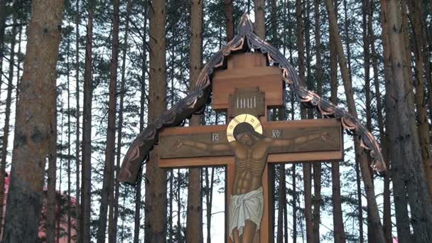 Kruis met kruisbeeld in de plaats van uitvoering van Elizabeth Feodorovna. — Stockvideo