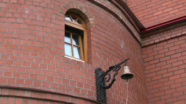 Окно монастыря Новомучеников Российских на месте смерти Романовых . — стоковое видео