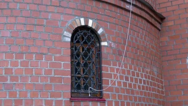 Окно монастыря Новомучеников Российских на месте смерти Романовых . — стоковое видео