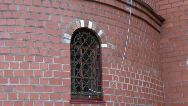 Ventana del monasterio de los Nuevos Mártires de Rusia en el lugar de la muerte de Romanov . — Vídeos de Stock