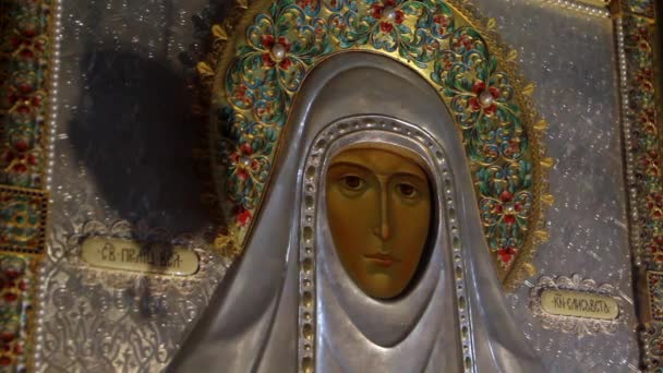 Icône de Sainte Elisabeth dans le monastère des Nouveaux Martyrs au lieu de la mort de Romanov . — Video