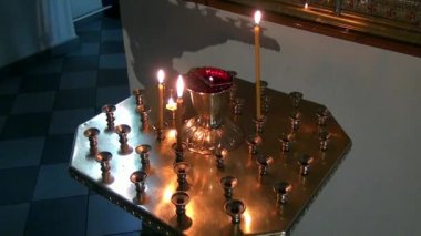 Azize Elisabeth manastırda yeni şehitlerin simgesini önce mum yakmak.