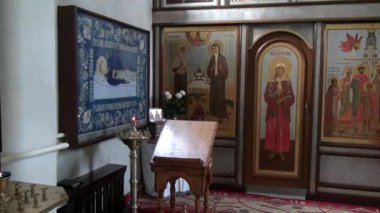 Kutsal kişilerin resmi içinde yeni şehitlerin manastırda Romanov'un ölümü mekan.