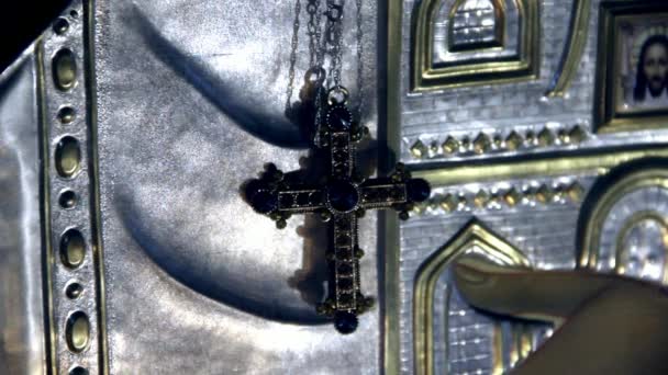 Cruz sobre el icono de Santa Isabel en el monasterio de los nuevos mártires . — Vídeo de stock