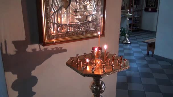 Las velas arden ante el icono de Santa Isabel en el monasterio de los Mártires Nuevos . — Vídeo de stock