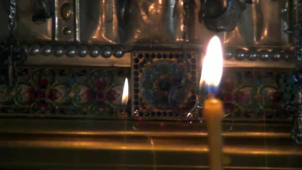 Le candele bruciano prima di icona di Santa Elisabetta in monastero di Nuovi Martiri . — Video Stock