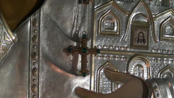 Icono de Santa Isabel en el monasterio de los Nuevos Mártires en el lugar de la muerte de Romanov . — Vídeo de stock