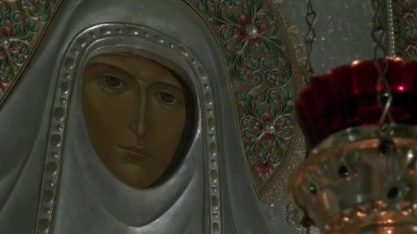 Icono de Santa Isabel en el monasterio de los Nuevos Mártires en el lugar de la muerte de Romanov . — Vídeos de Stock