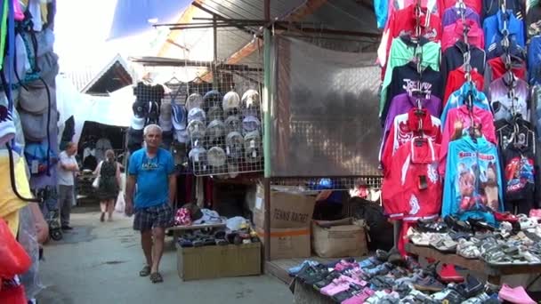 Oblečení trh v provinčním městě Uralu. — Stock video