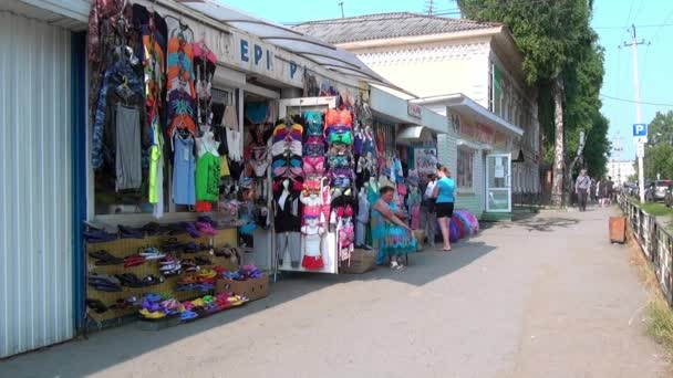 Marché du vêtement dans la ville provinciale de l'Oural . — Video