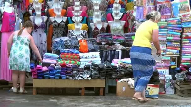 Bekleidungsmarkt in der Provinzstadt Urals. — Stockvideo