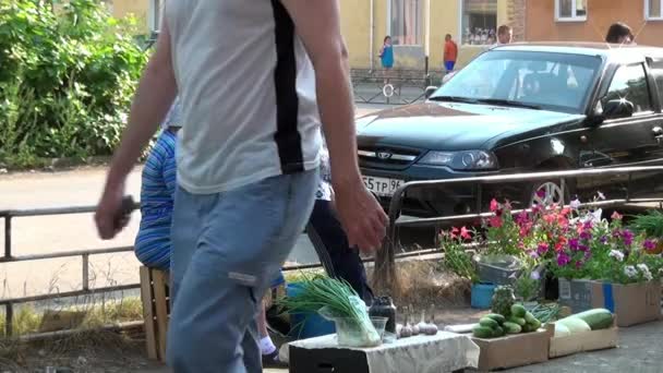 Kobiet sprzedawać warzywa, w pobliżu drogi w prowincjonalnym miasteczku Uralu. — Wideo stockowe