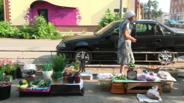 Le donne vendono verdure vicino alla strada nella città provinciale di Urals . — Video Stock