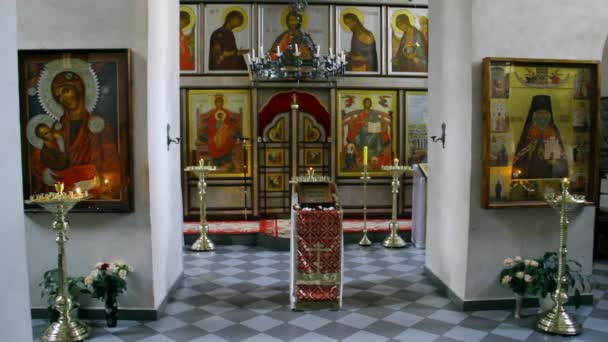 Ícone no mosteiro dos Novos Mártires no local da morte de Romanov . — Vídeo de Stock