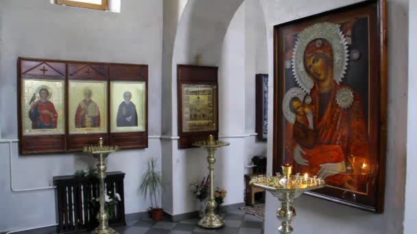 Icono en el monasterio de los Nuevos Mártires en el lugar de la muerte de Romanov . — Vídeos de Stock