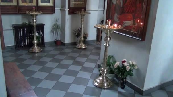 Icona in monastero di Nuovi Martiri a luogo di morte di Romanov . — Video Stock