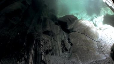Büyük yumuşak taşlar ve kayalar su altında temizlemek turkuaz Nehri'nin Verzasca.